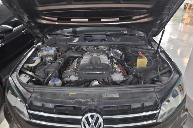 Used Volkswagen Touareg 2014 3.0 TSI New Edition Engine Bay