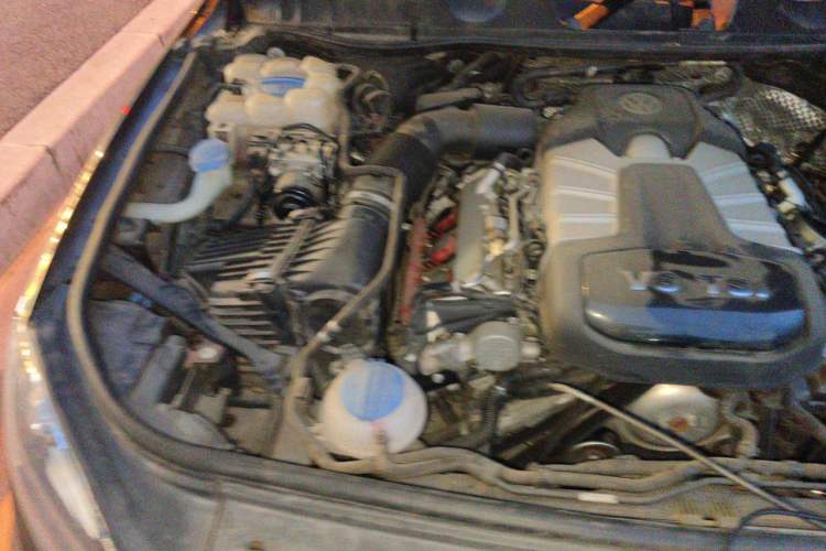 Used Volkswagen Touareg 2014 3.0 TSI New Edition Engine Bay Right