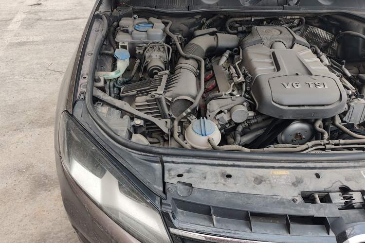Used Volkswagen Touareg 2014 3.0 TSI New Edition Engine Bay Right
