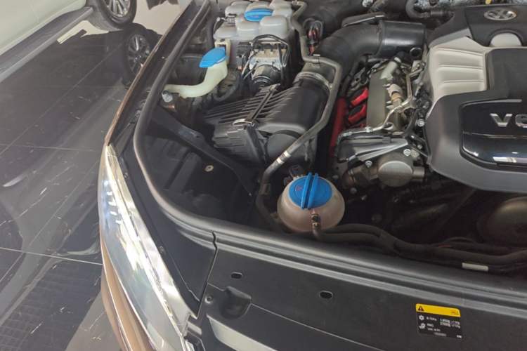 Used Volkswagen Touareg 2014 3.0 TSI New Edition Engine Bay Right