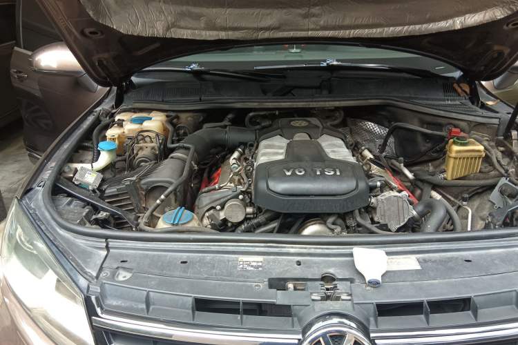 Used Volkswagen Touareg 2014 3.0 TSI New Edition Engine Bay Right