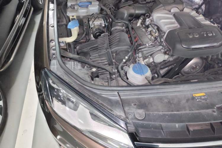 Used Volkswagen Touareg 2014 3.0 TSI New Edition Engine Bay Right