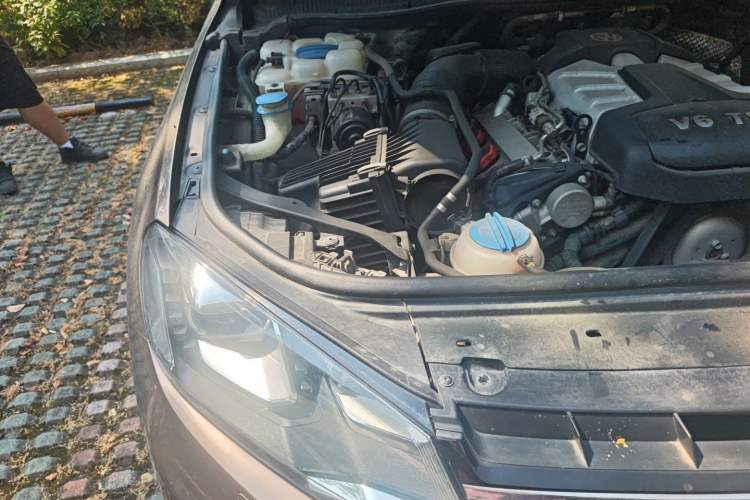 Used Volkswagen Touareg 2014 3.0 TSI New Edition Engine Bay Right