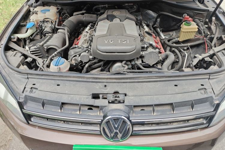Used Volkswagen Touareg 2014 3.0 TSI New Edition Engine Bay