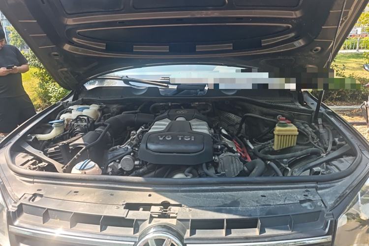Used Volkswagen Touareg 2014 3.0 TSI New Edition Engine Bay