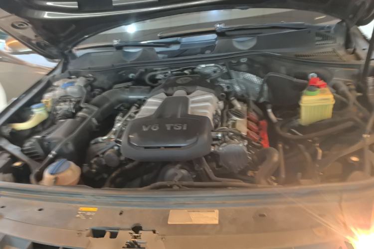 Used Volkswagen Touareg 2014 3.0 TSI New Edition Engine Bay