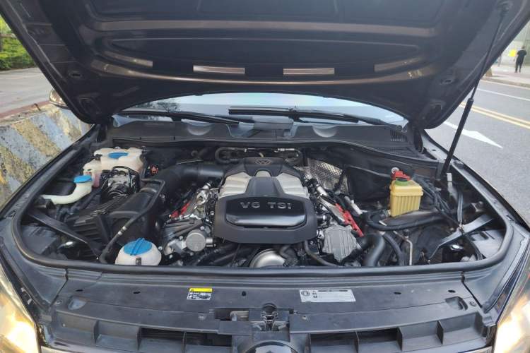 Used Volkswagen Touareg 2014 3.0 TSI New Edition Engine Bay