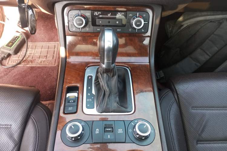 Used Volkswagen Touareg 2014 3.0 TSI New Edition Gear Lever