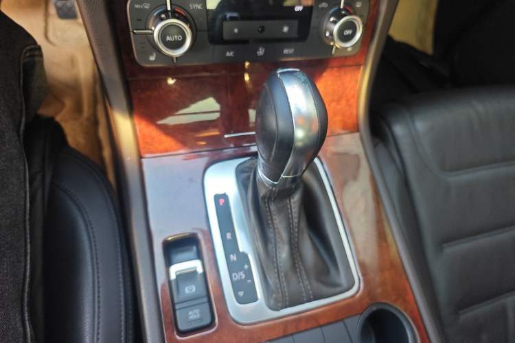 Used Volkswagen Touareg 2014 3.0 TSI New Edition Gear Lever