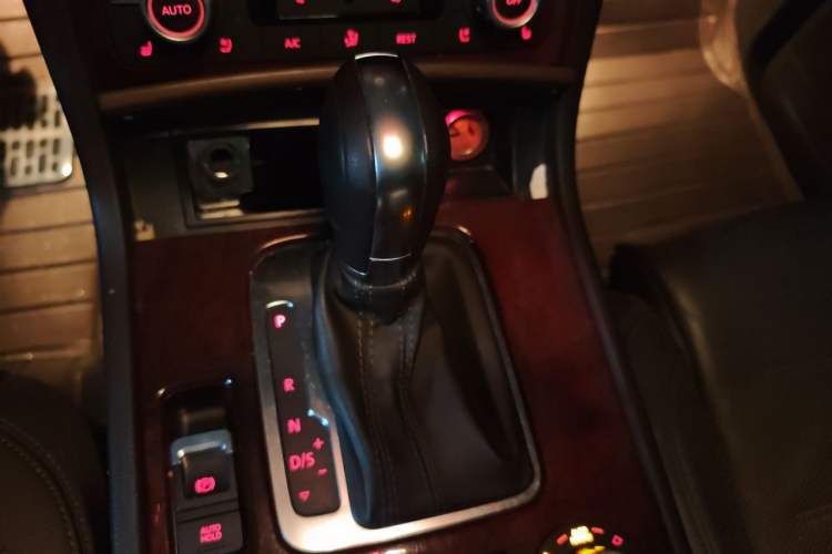 Used Volkswagen Touareg 2014 3.0 TSI New Edition Gear Lever