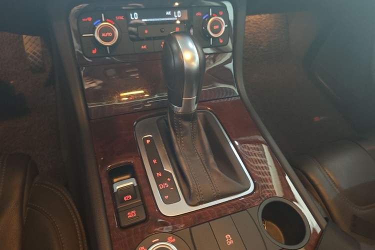 Used Volkswagen Touareg 2014 3.0 TSI New Edition Gear Lever