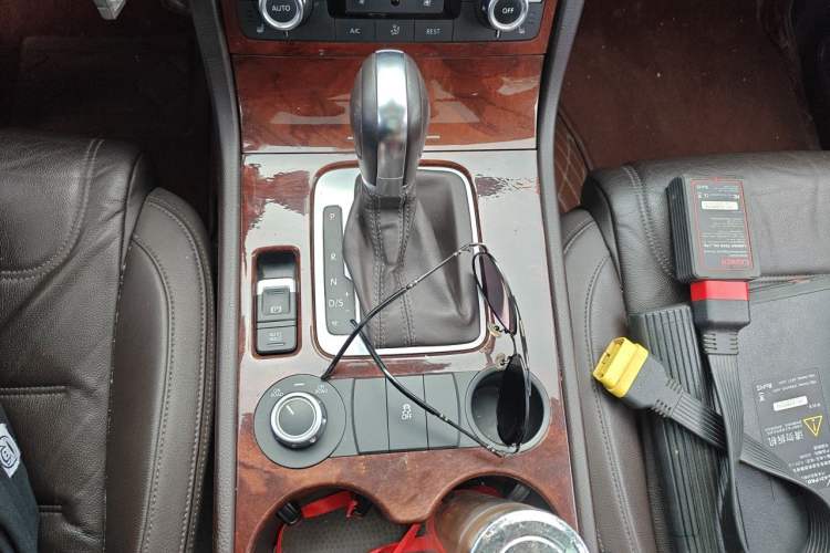 Used Volkswagen Touareg 2014 3.0 TSI New Edition Gear Lever