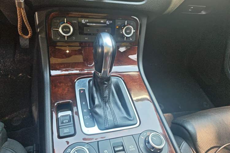 Used Volkswagen Touareg 2014 3.0 TSI New Edition Gear Lever