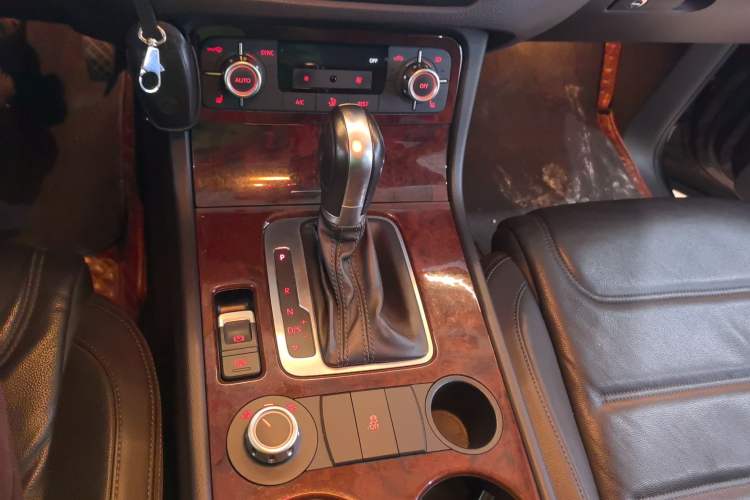 Used Volkswagen Touareg 2014 3.0 TSI New Edition Gear Lever