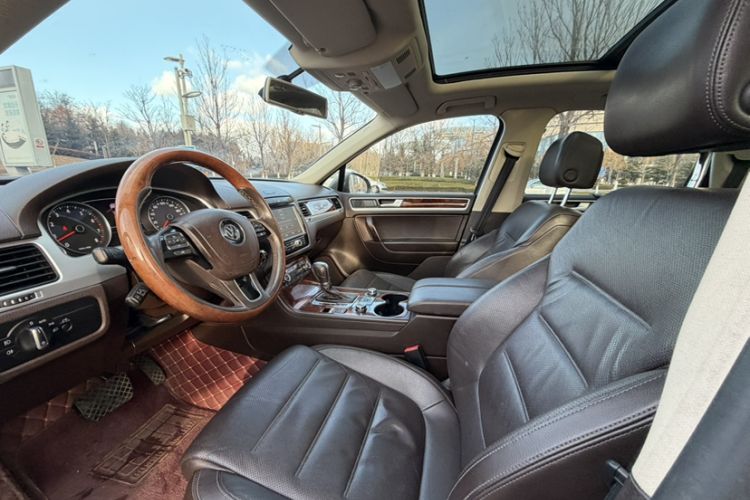 Used Volkswagen Touareg 2014 3.0 TSI New Edition Interior 2