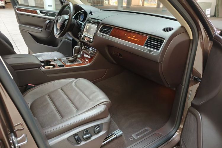Used Volkswagen Touareg 2014 3.0 TSI New Edition Interior 3