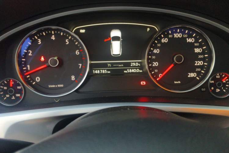 Used Volkswagen Touareg 2014 3.0 TSI New Edition Odometer Close Up