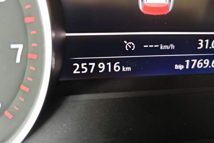 Used Volkswagen Touareg 2014 3.0 TSI New Edition Odometer Close Up