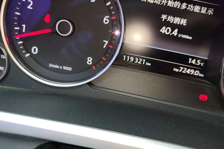 Used Volkswagen Touareg 2014 3.0 TSI New Edition Odometer Close Up