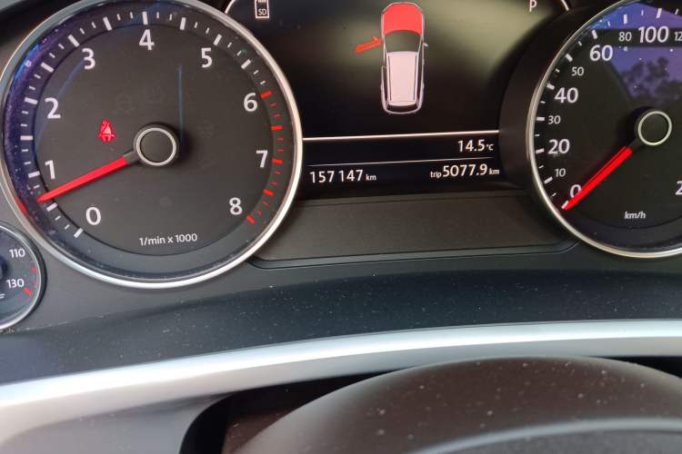 Used Volkswagen Touareg 2014 3.0 TSI New Edition Odometer Close Up