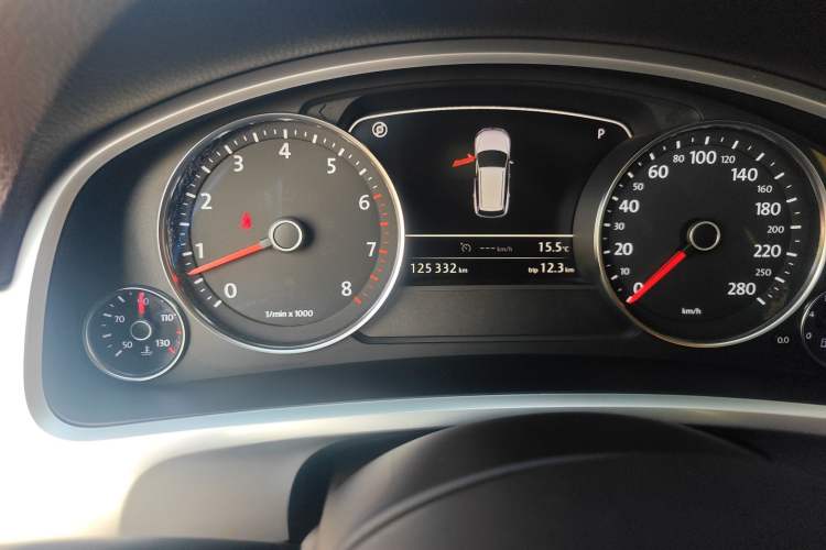 Used Volkswagen Touareg 2014 3.0 TSI New Edition Odometer Close Up