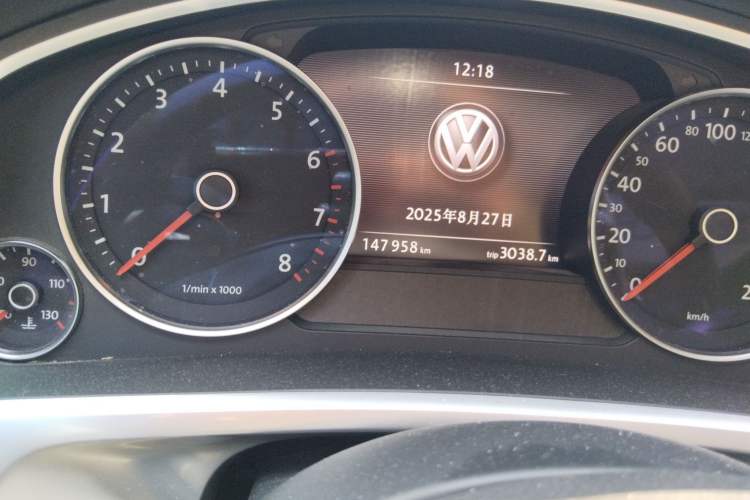 Used Volkswagen Touareg 2014 3.0 TSI New Edition Odometer Close Up