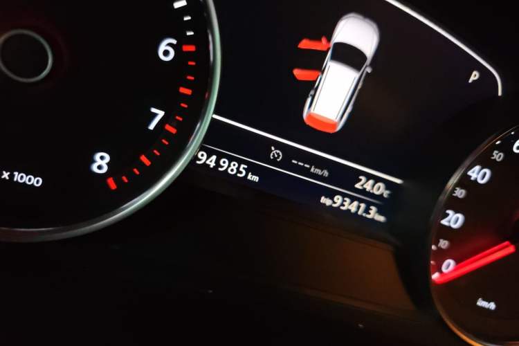 Used Volkswagen Touareg 2014 3.0 TSI New Edition Odometer Close Up