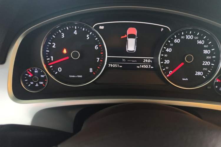 Used Volkswagen Touareg 2014 3.0 TSI New Edition Odometer Close Up