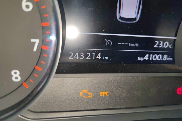 Used Volkswagen Touareg 2014 3.0 TSI New Edition Odometer Close Up