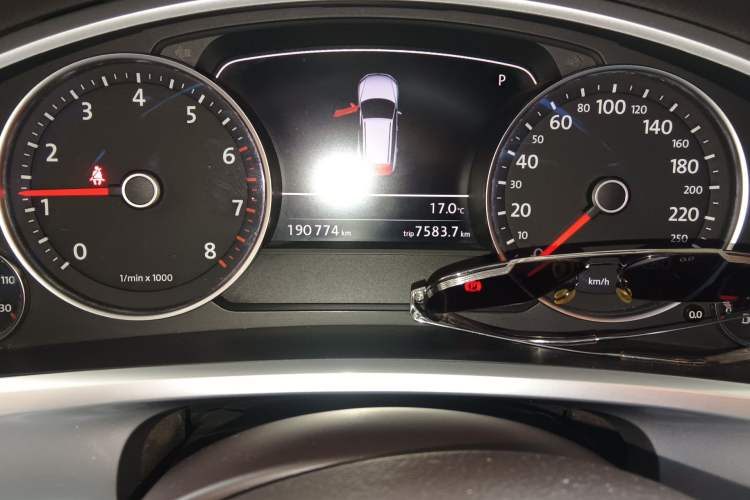 Used Volkswagen Touareg 2014 3.0 TSI New Edition Odometer Close Up