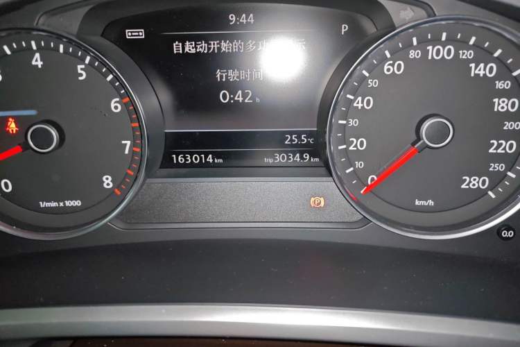 Used Volkswagen Touareg 2014 3.0 TSI New Edition Odometer Close Up