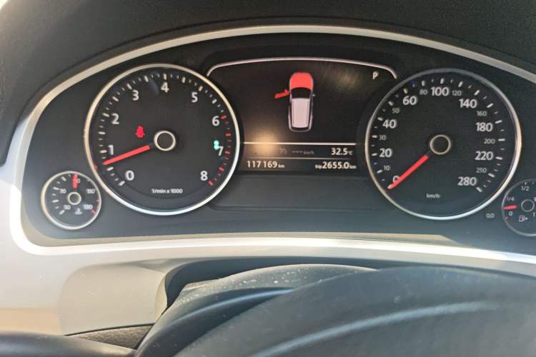 Used Volkswagen Touareg 2014 3.0 TSI New Edition Odometer Close Up