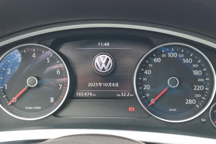 Used Volkswagen Touareg 2014 3.0 TSI New Edition Odometer Close Up