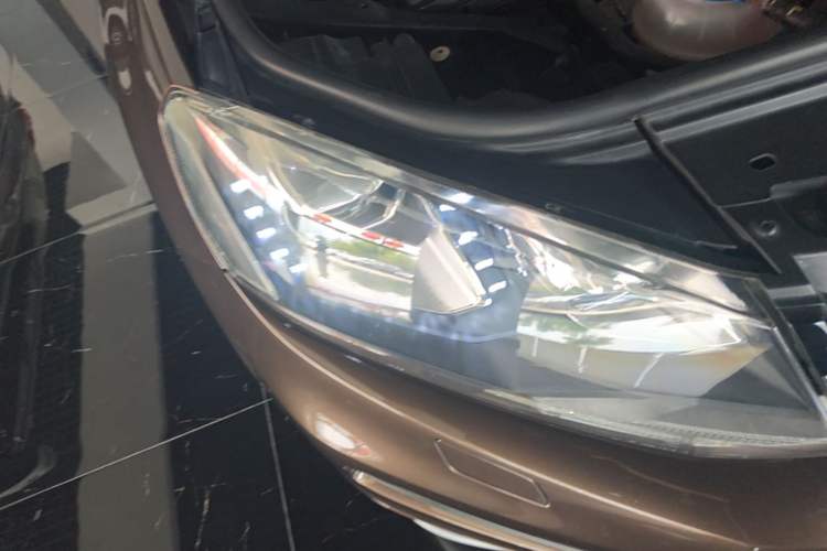 Used Volkswagen Touareg 2014 3.0 TSI New Edition Right Front Headlight