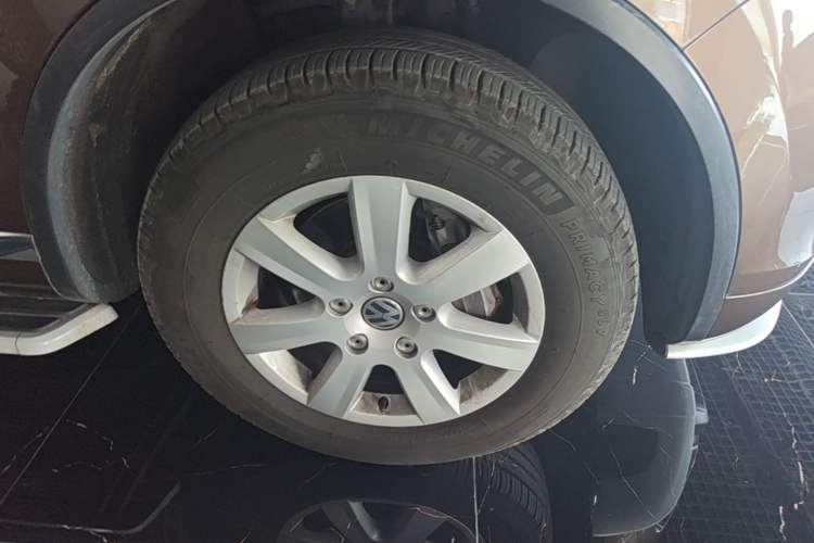 Used Volkswagen Touareg 2014 3.0 TSI New Edition Right Front Wheel Hub