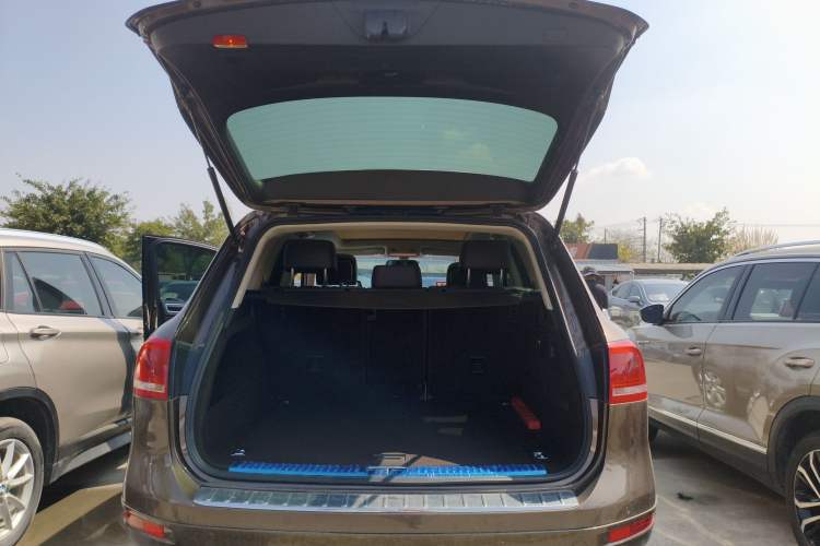 Used Volkswagen Touareg 2014 3.0 TSI New Edition Trunk