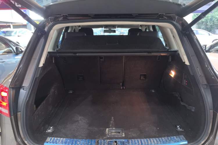 Used Volkswagen Touareg 2014 3.0 TSI New Edition Trunk