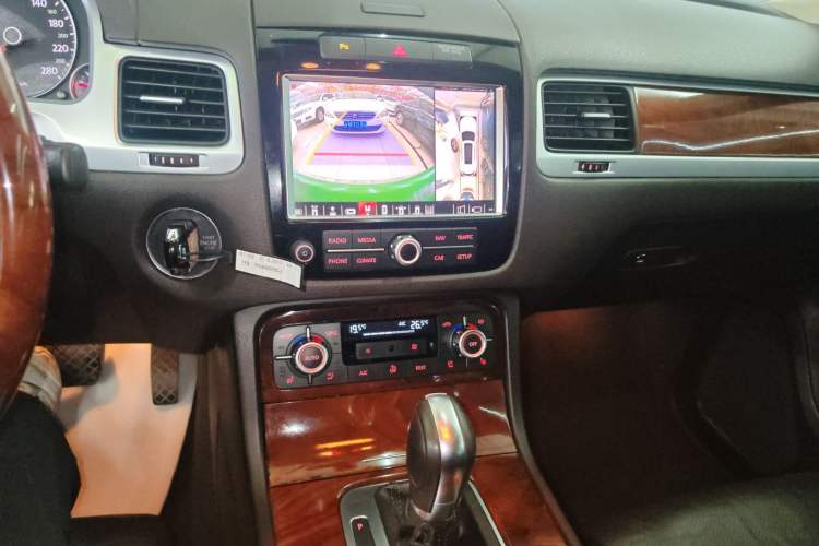 Used Volkswagen Touareg 2014 3.0 TSI New Edition Audio And AC Panel
