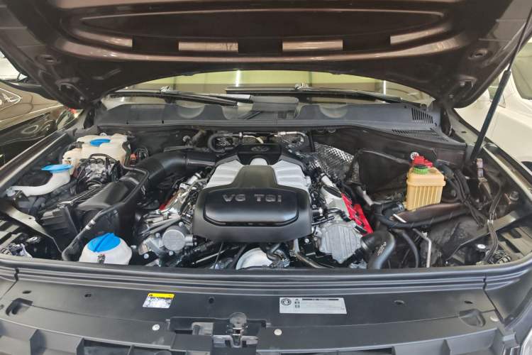 Used Volkswagen Touareg 2014 3.0 TSI New Edition Engine Bay