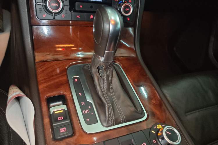 Used Volkswagen Touareg 2014 3.0 TSI New Edition Gear Lever