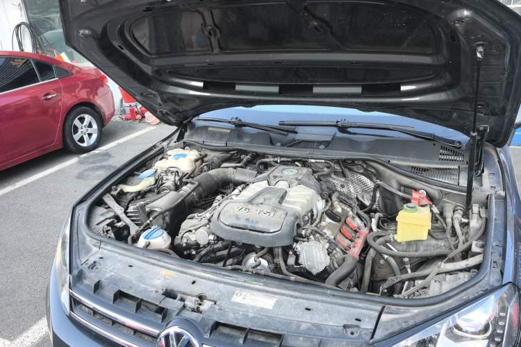 Used Volkswagen Touareg 2014 3.0 TSI New Edition Engine Bay