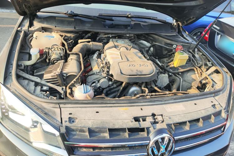 Used Volkswagen Touareg 2014 3.0 TSI New Edition Engine Bay