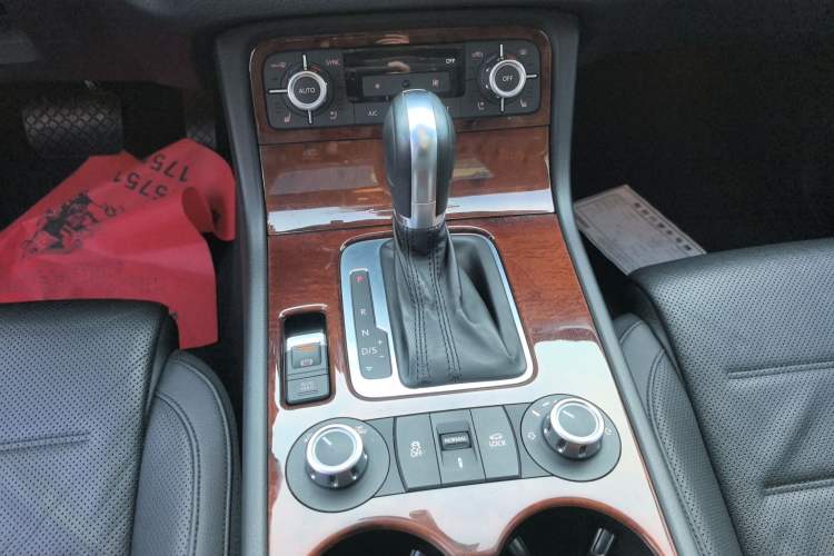 Used Volkswagen Touareg 2014 3.0 TSI New Edition Gear Lever