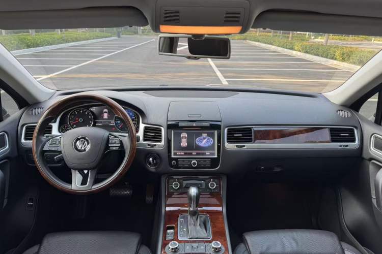 Used Volkswagen Touareg 2014 3.0 TSI New Edition Interior 1