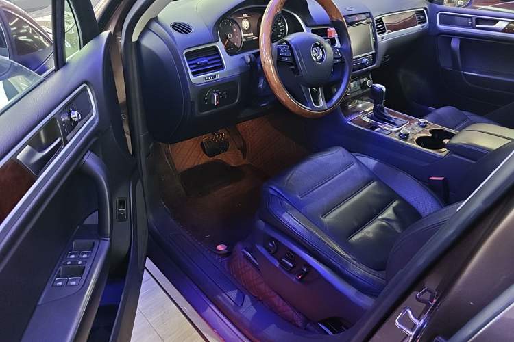 Used Volkswagen Touareg 2014 3.0 TSI New Edition Interior 2