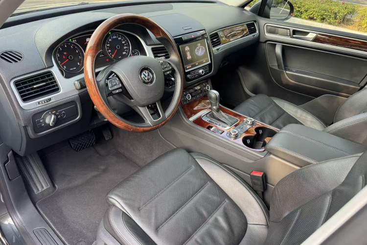 Used Volkswagen Touareg 2014 3.0 TSI New Edition Interior 2