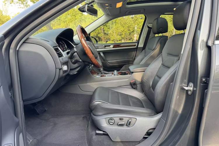 Used Volkswagen Touareg 2014 3.0 TSI New Edition Interior 3