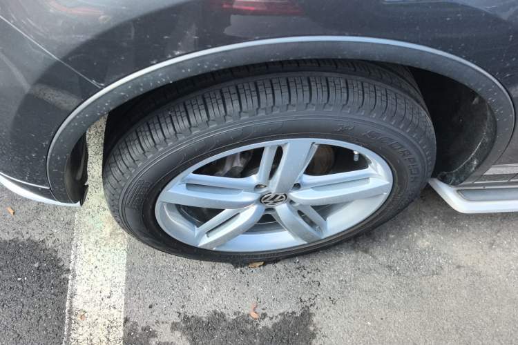 Used Volkswagen Touareg 2014 3.0 TSI New Edition Left Front Wheel Hub