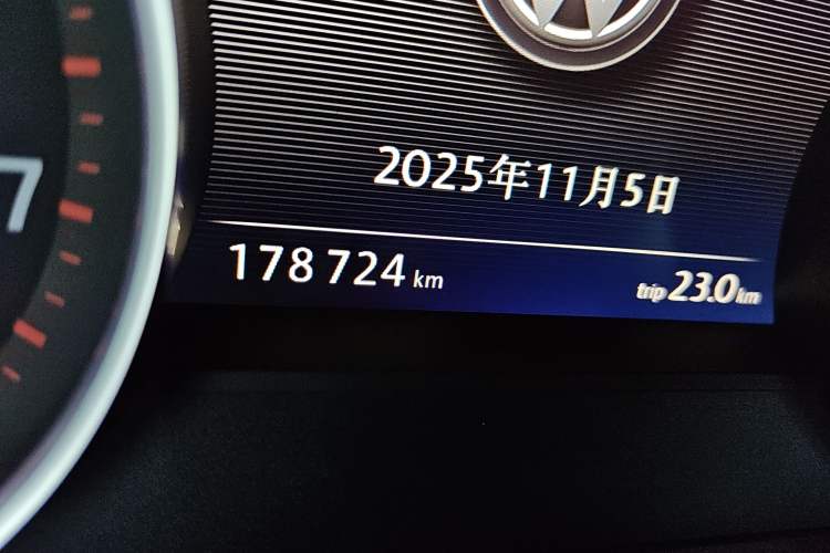 Used Volkswagen Touareg 2014 3.0 TSI New Edition Odometer Close Up