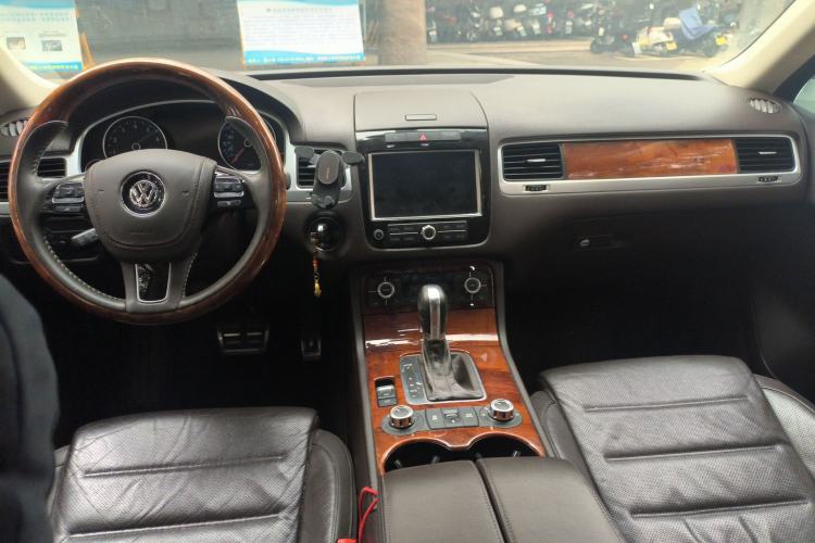 Used Volkswagen Touareg 2014 3.0 TSI New Edition Center Console